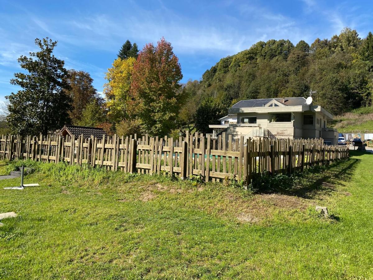 Les Lodges Du Lac Saint-Alban-de-Montbel Екстериор снимка