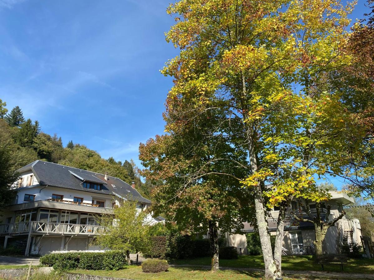 Les Lodges Du Lac Saint-Alban-de-Montbel Екстериор снимка