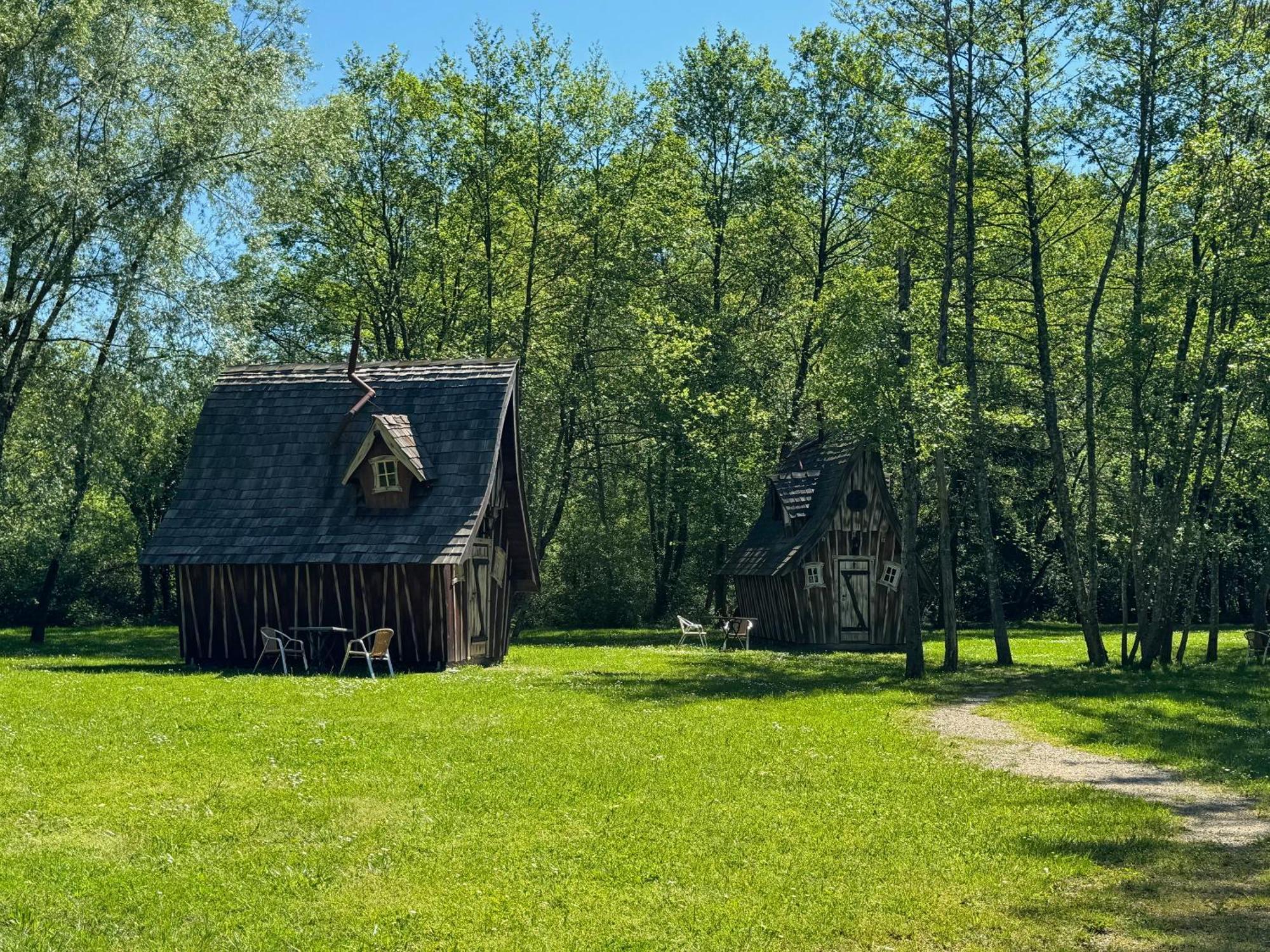 Les Lodges Du Lac Saint-Alban-de-Montbel Екстериор снимка