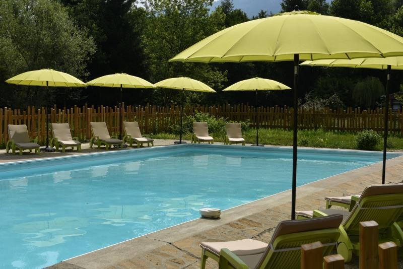 Les Lodges Du Lac Saint-Alban-de-Montbel Екстериор снимка