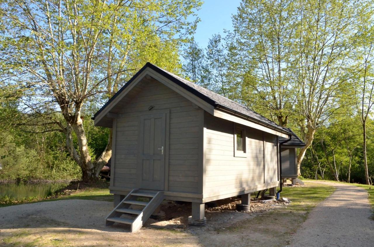 Les Lodges Du Lac Saint-Alban-de-Montbel Екстериор снимка