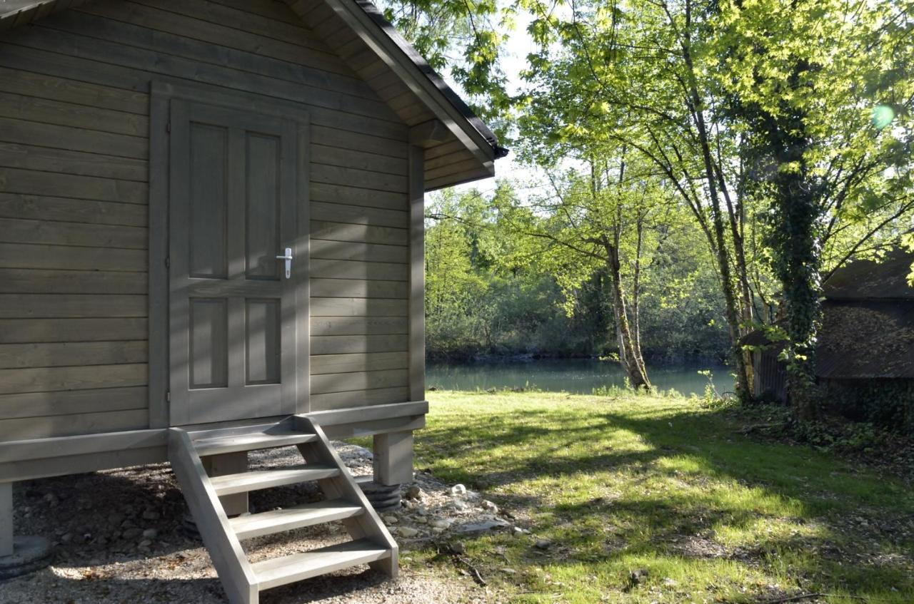 Les Lodges Du Lac Saint-Alban-de-Montbel Екстериор снимка