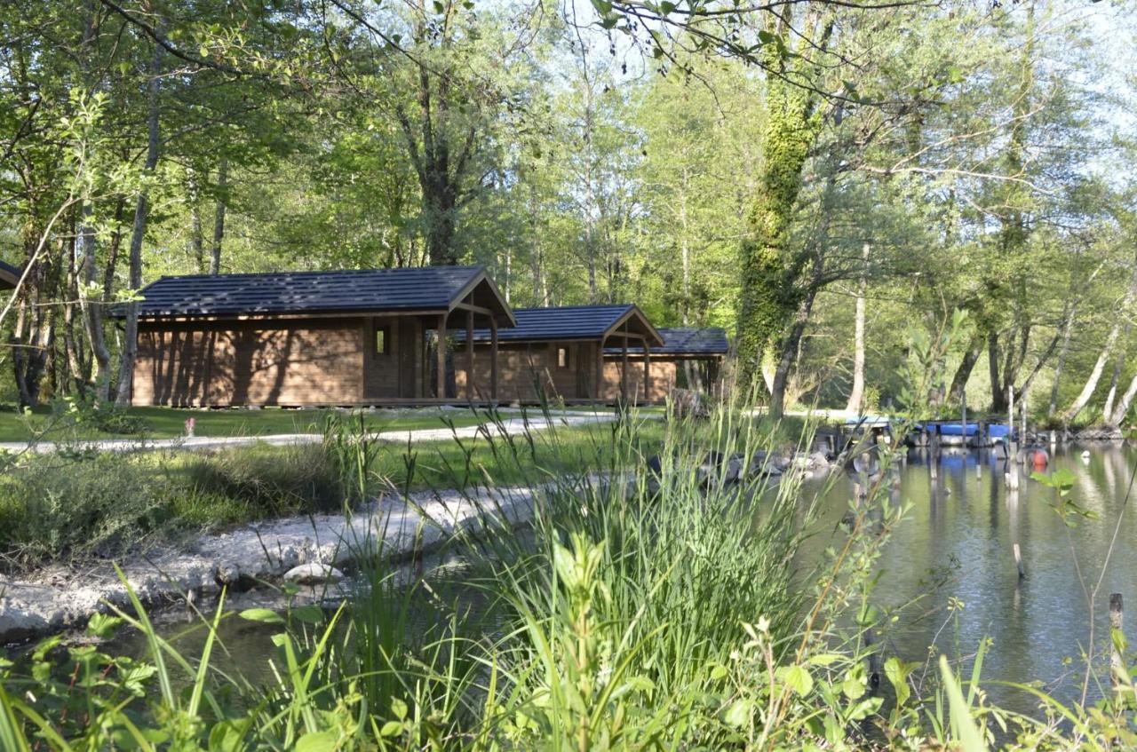 Les Lodges Du Lac Saint-Alban-de-Montbel Екстериор снимка
