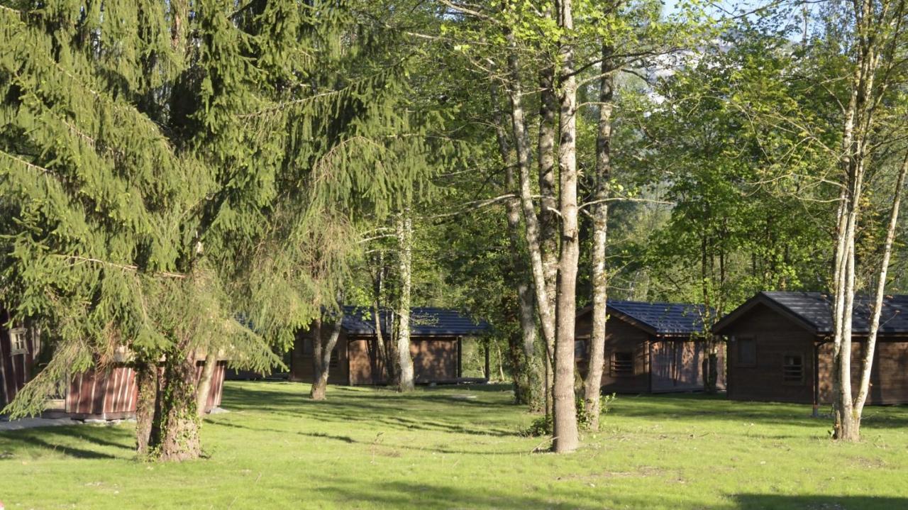 Les Lodges Du Lac Saint-Alban-de-Montbel Екстериор снимка