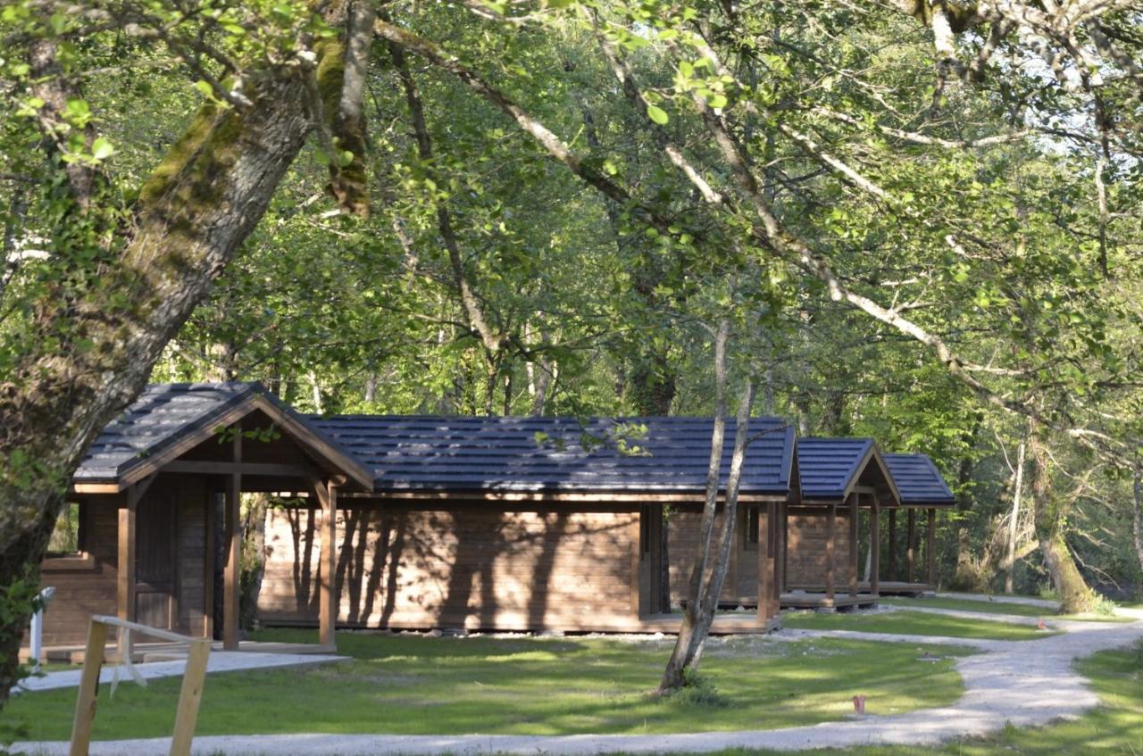 Les Lodges Du Lac Saint-Alban-de-Montbel Екстериор снимка