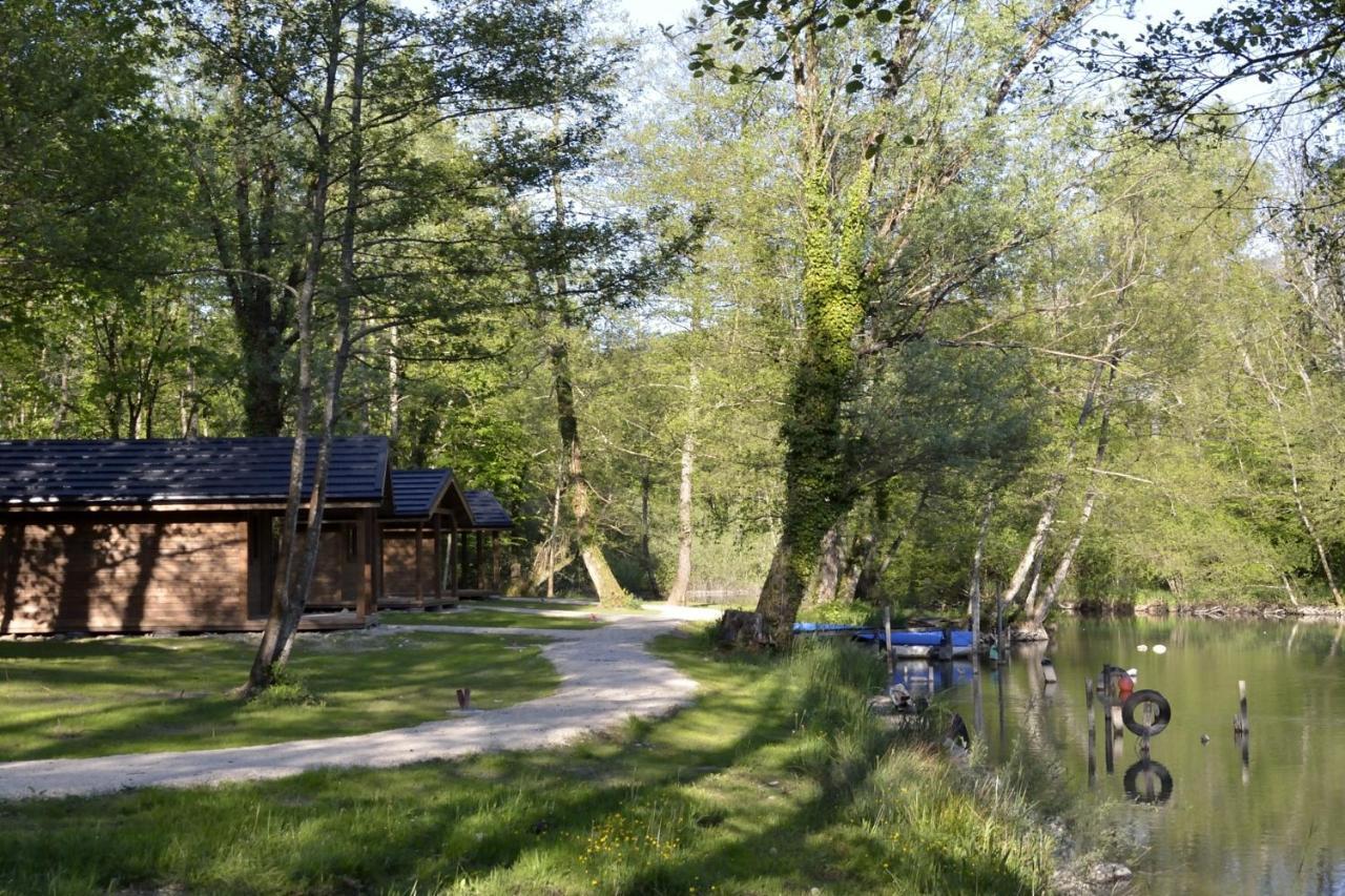 Les Lodges Du Lac Saint-Alban-de-Montbel Екстериор снимка
