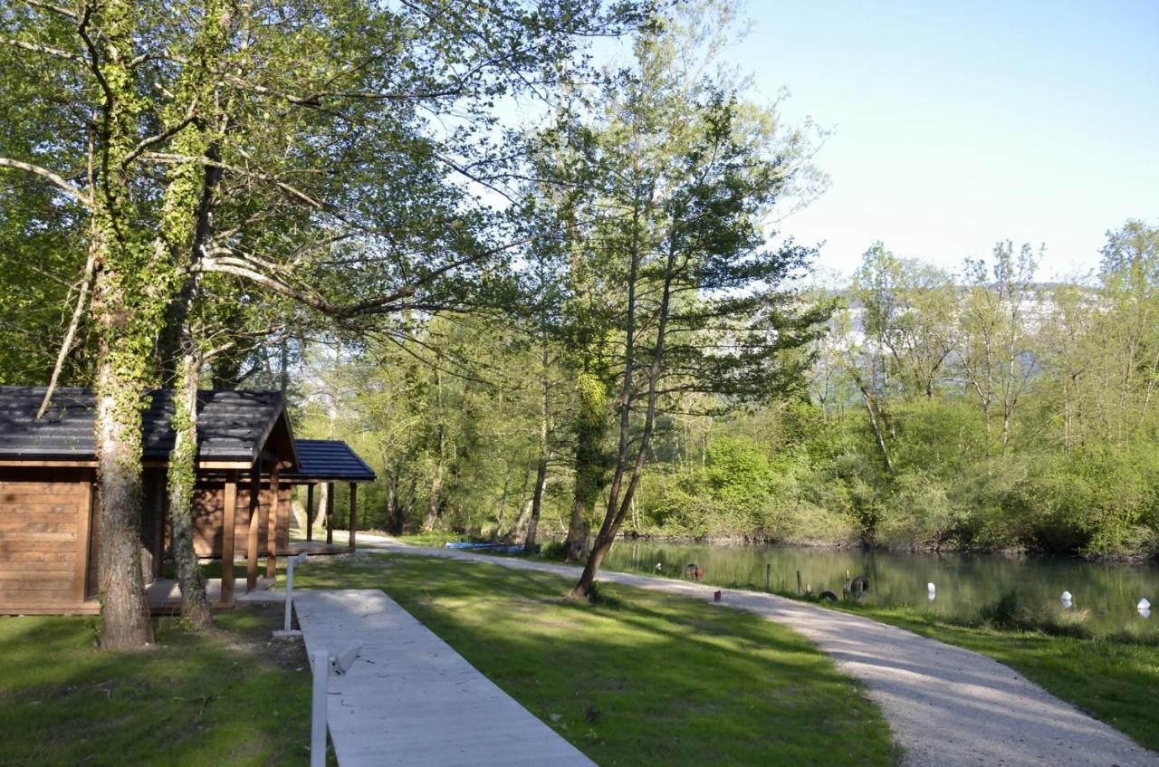 Les Lodges Du Lac Saint-Alban-de-Montbel Екстериор снимка