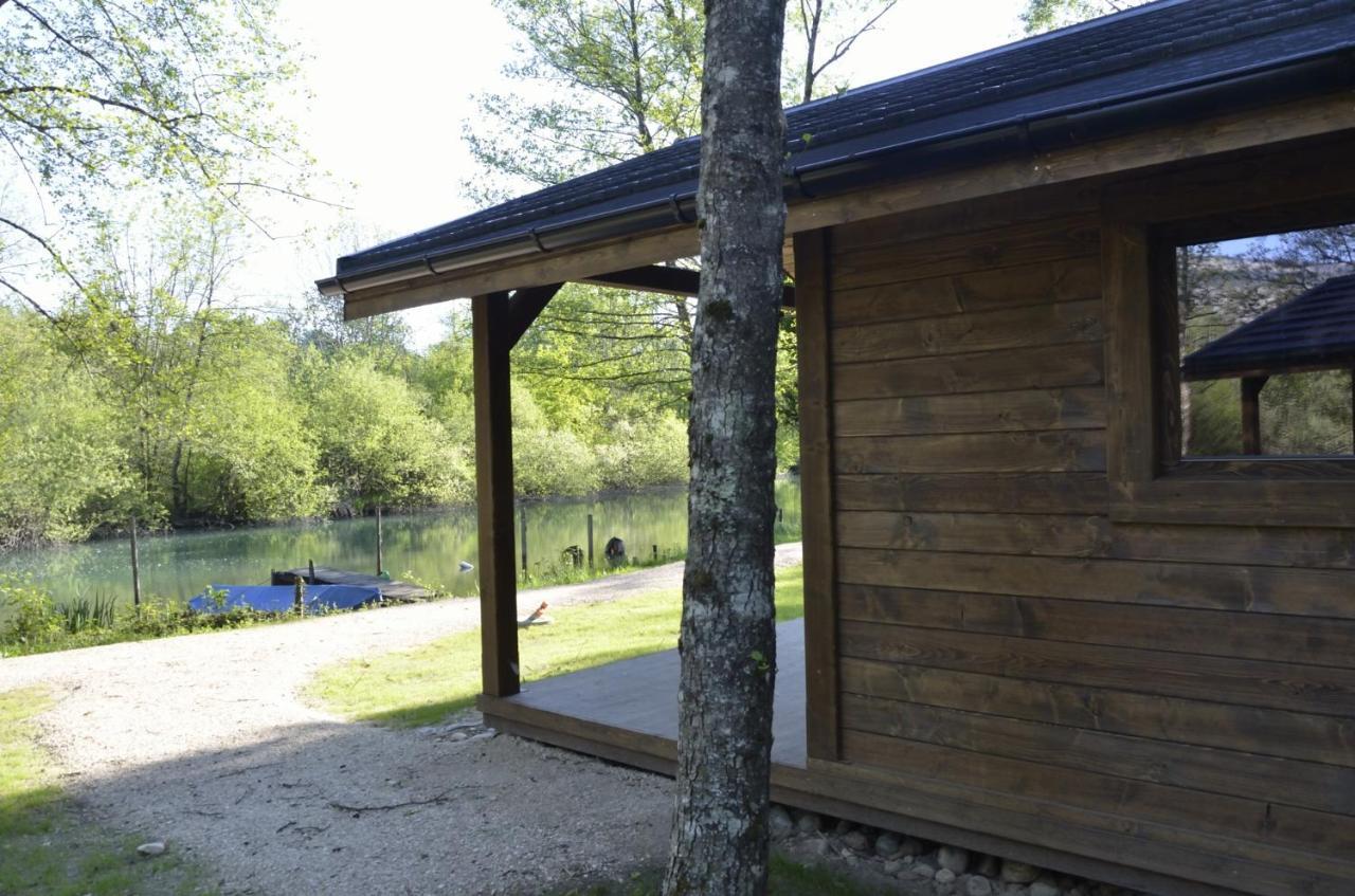 Les Lodges Du Lac Saint-Alban-de-Montbel Екстериор снимка